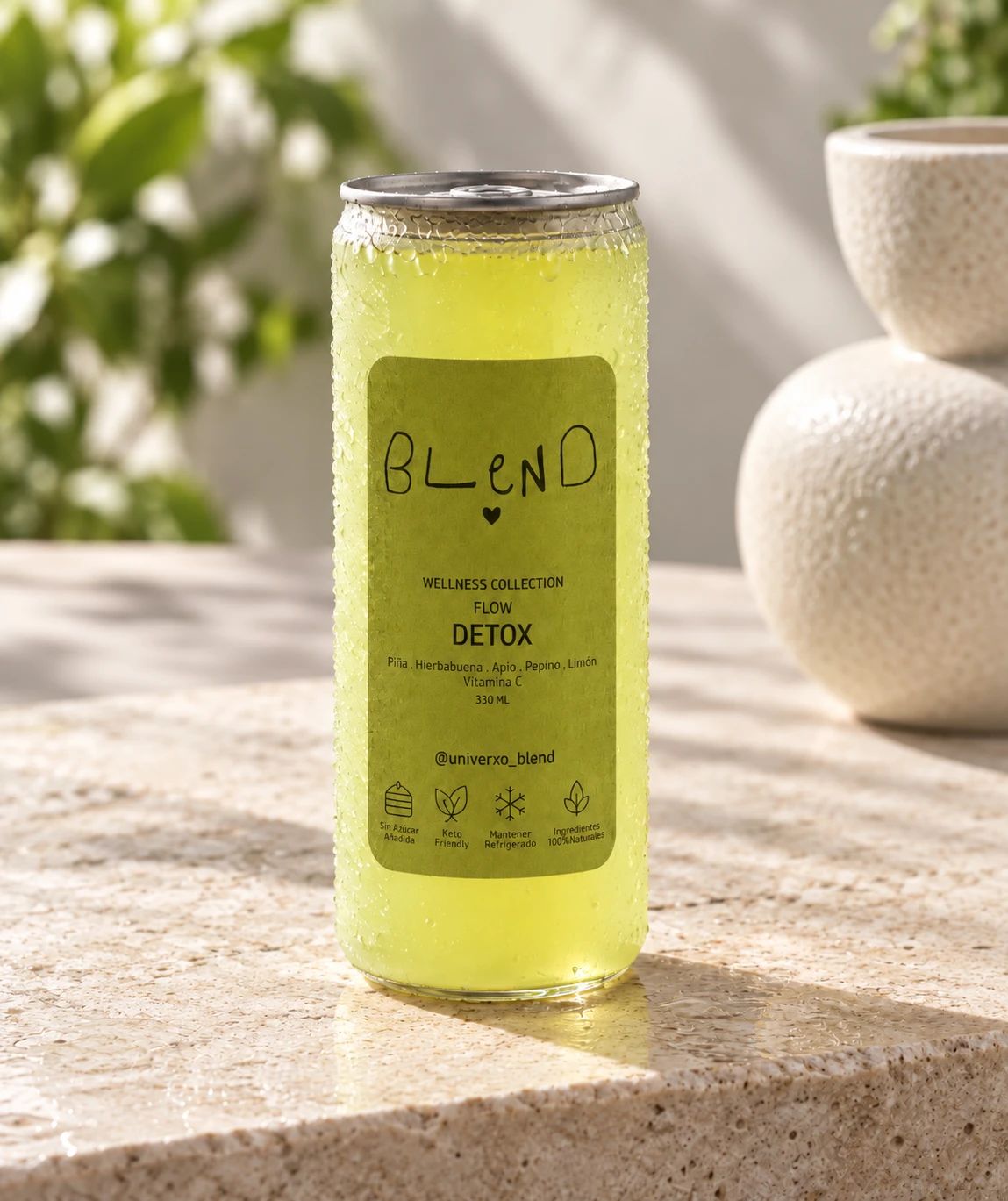 Lata de Detox junto a un jarrón de cerámica blanca